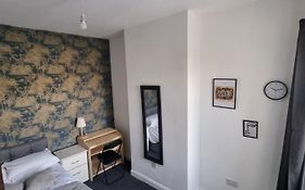 Room 1 With Shared Bathroom In Salford